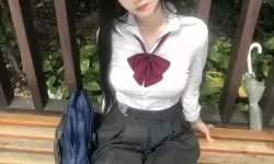 美女穿JK在桌上打扑克，青春气息跃然展现