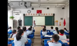 语文课代表哭着说太深了视频引发共鸣：感受内心的沉重与思考