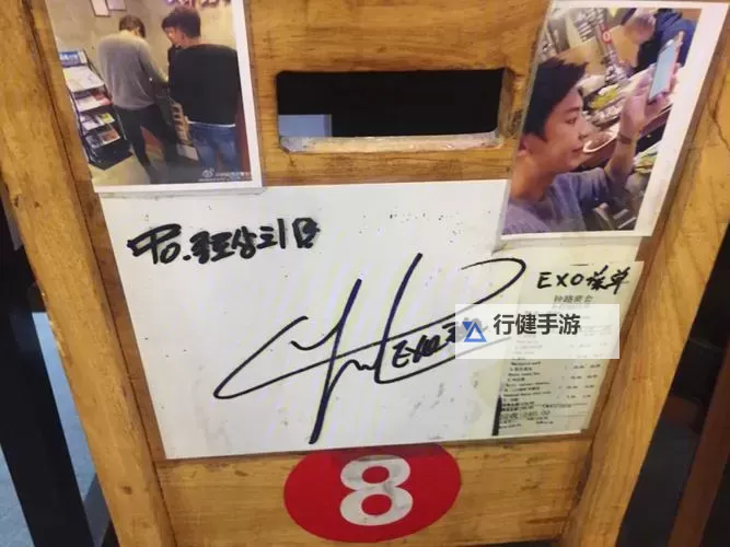 温馨时光:坐在腿上吃饭连在一起的幸福瞬间图1