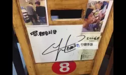 温馨时光：坐在腿上吃饭连在一起的幸福瞬间