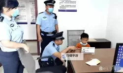 奇趣冒险：小朋友坐在警察叔叔棍子上写作业的故事