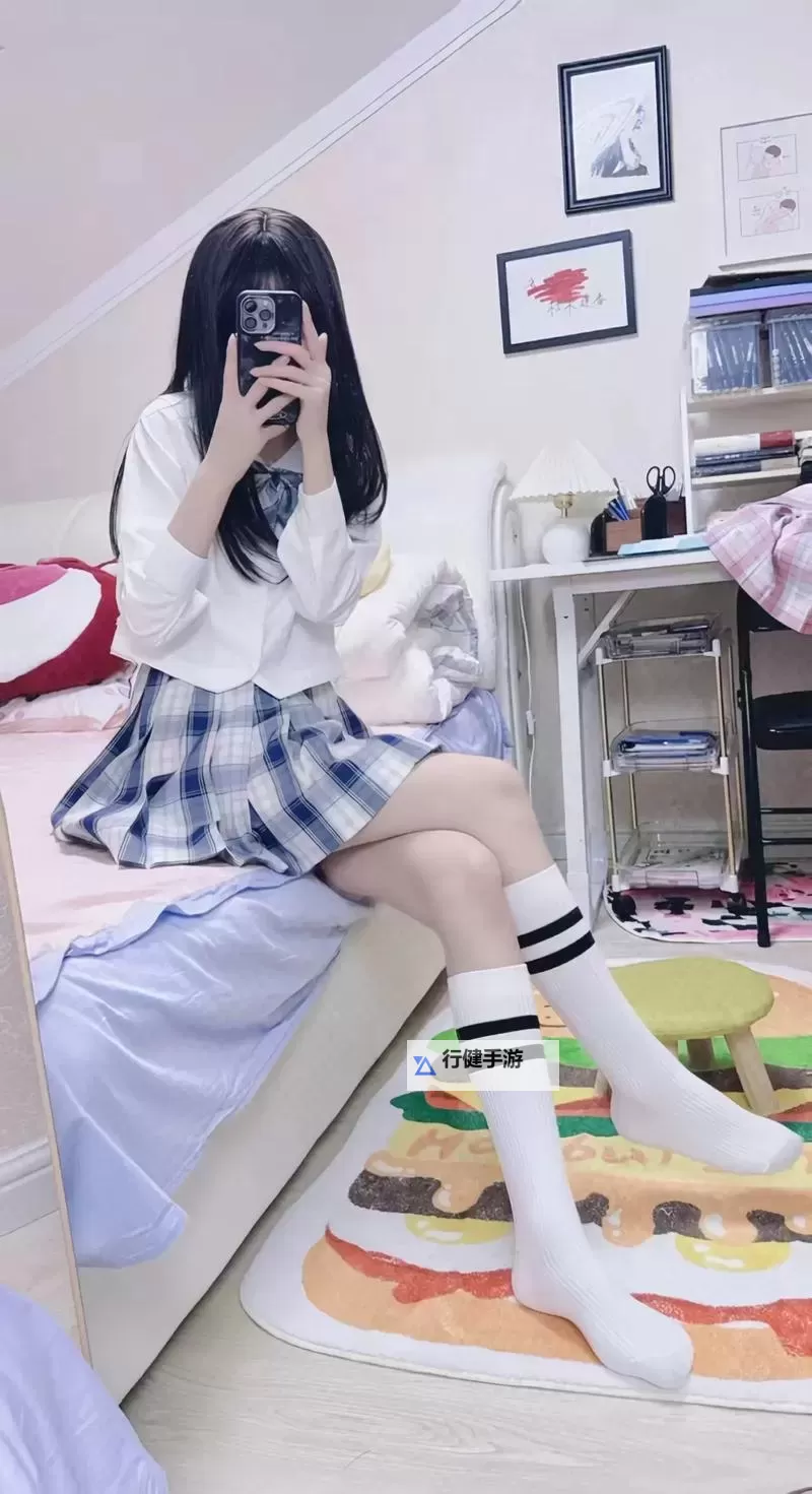 青春校园故事：JK白色过膝紫薇的甜蜜时光图1