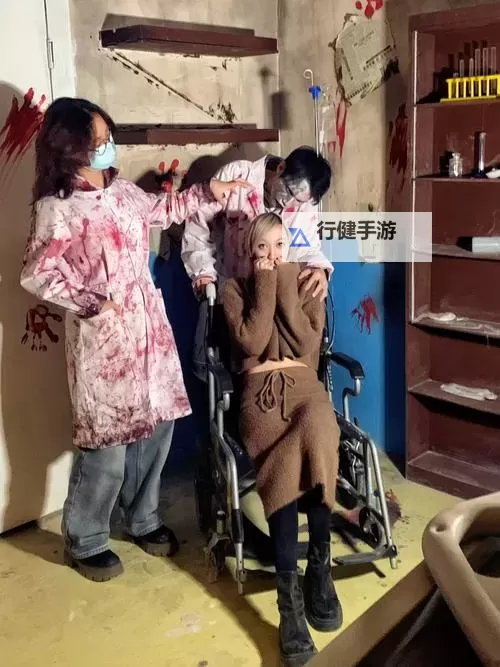 在鬼屋被工作人员C惊吓得魂飞魄散图1