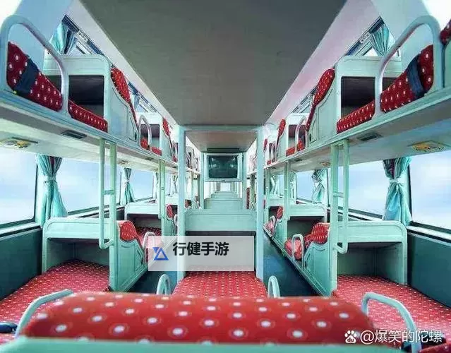乘坐长途车:揭秘卧铺最后一排的秘密与舒适体验图1