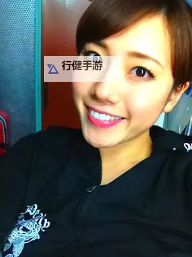 长泽梓白衣浴室照：纯净时尚的魅力瞬间图1