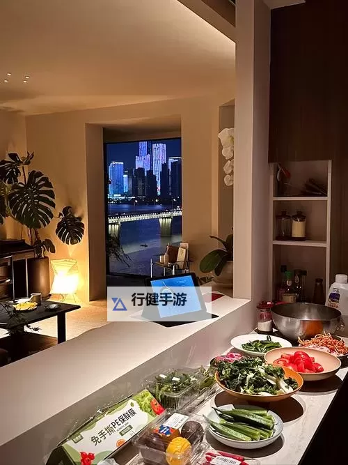 在厨房做了美味佳肴的温馨时刻图1