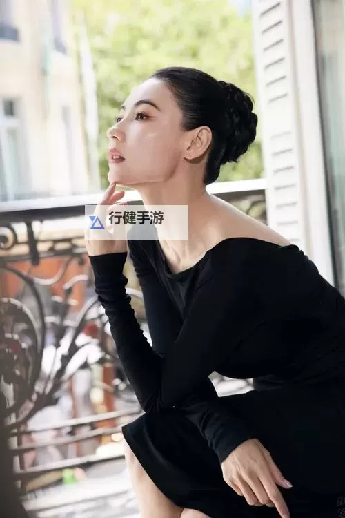 张柏芝优雅黑天鹅大片好美：镜头下的极致优雅与灵动光影图1