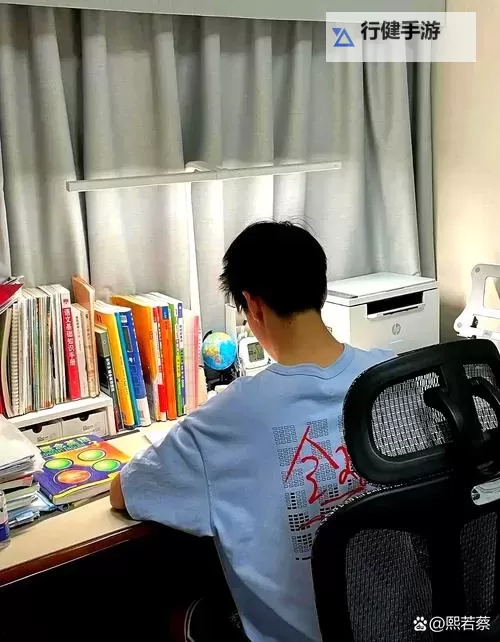 温馨趣事：我坐在学长的根茎上写作业的小故事图1