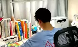 温馨趣事：我坐在学长的根茎上写作业的小故事