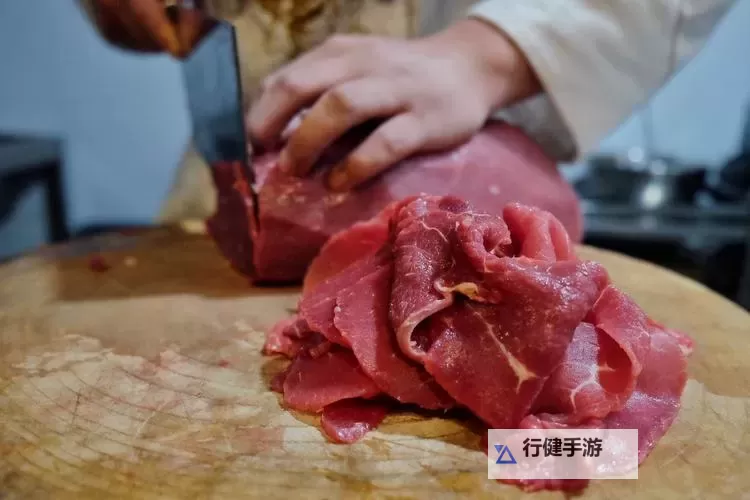 坐在黑的发紫的巨龙上吃饭：夜幕中的龙宴与人影图1