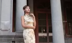 下面给出几个符合要求的文学风格标题，均包含“在公交车上破了两个六年级小学生”这一短语：- 在公交车上破了两个六年级小学生：夜色中的证词- 在公交车上破了两个六年级小学生的日记- 黑暗灯影下：在公交车上