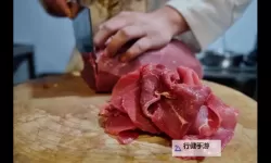 坐在黑的发紫的巨龙上吃饭：夜幕中的龙宴与人影