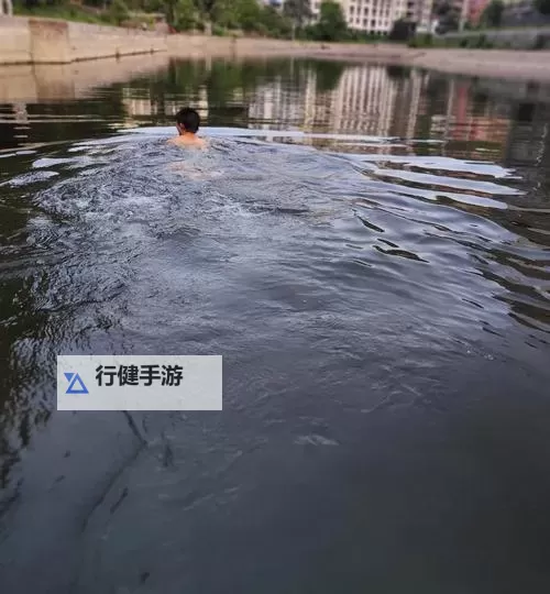 在水里游泳一做边：水下灯影里的自我边界叙事图1