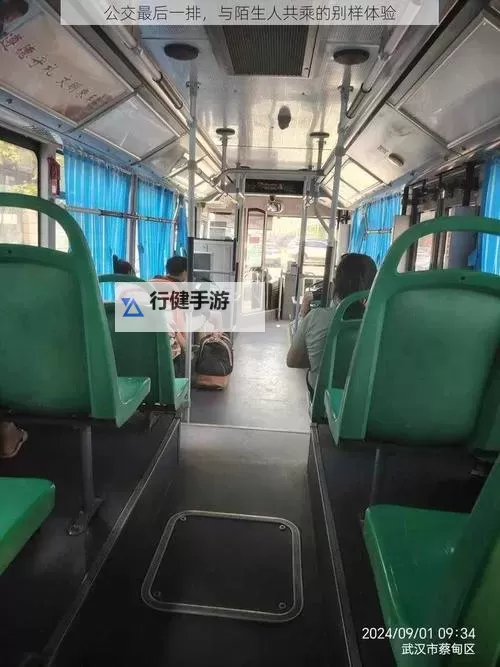 在公交车最后一排被多人挤压的清晨：城市温度与陌生的叙事图1