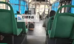 在公交车最后一排被多人挤压的清晨：城市温度与陌生的叙事
